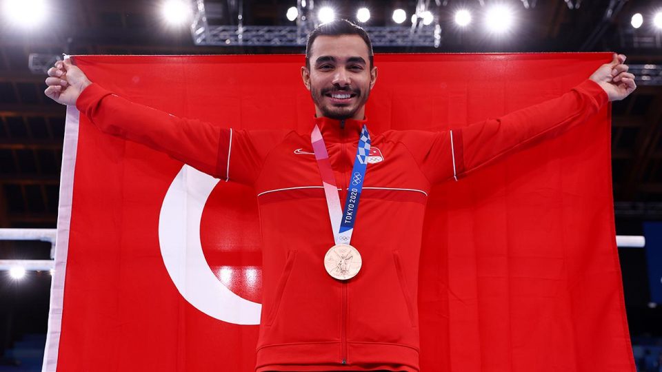 Ferhat Arıcan’a Olimpiyat Köyü’nde coşkulu karşılama