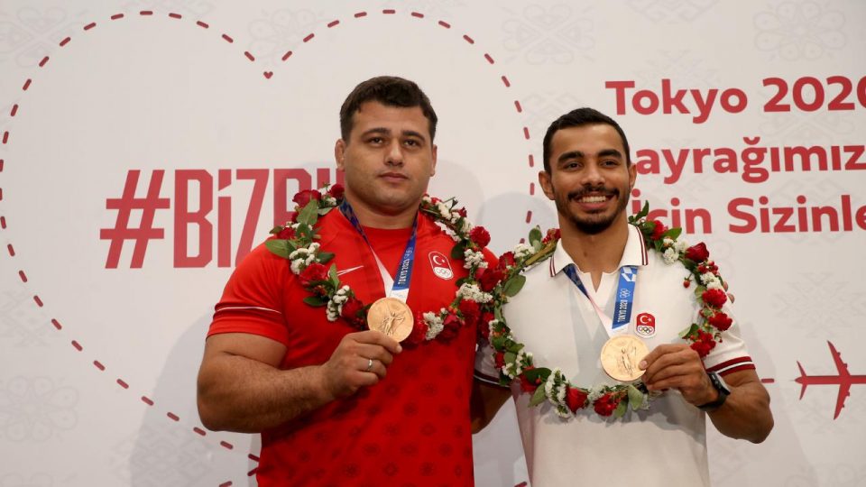 Olimpiyat sporcuları çiçeklerle karşılandı