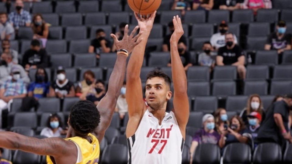 Ömer Faruk Yurtseven NBA’de “double-double” ile başladı