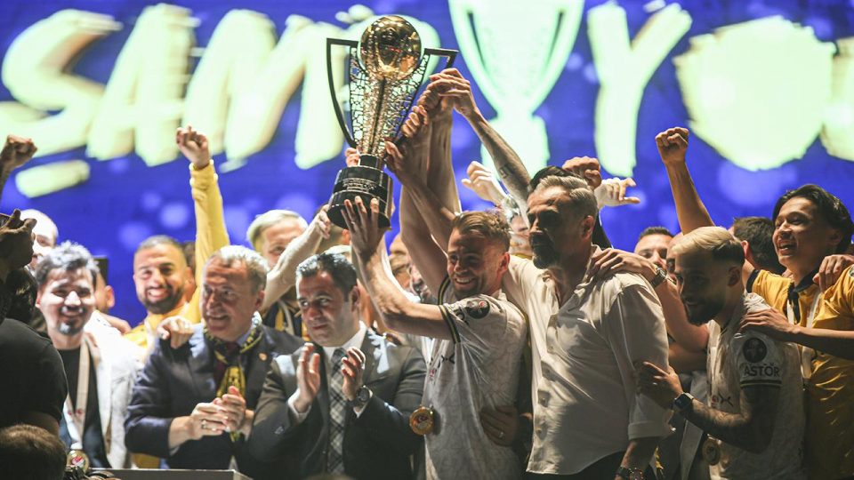 Süper Lig’e yükselen MKE Ankaragücü, şampiyonluk kupasını aldı