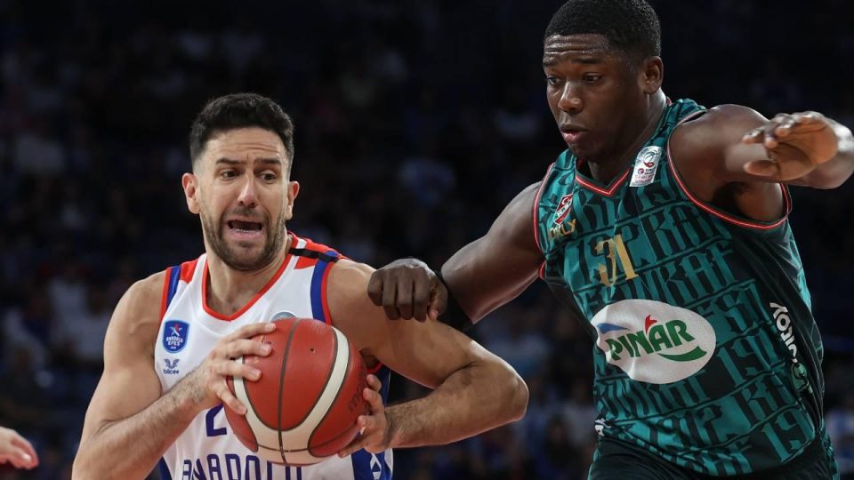 Anadolu Efes galibiyetle başladı