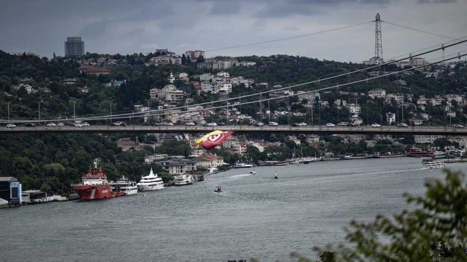 Galatasaray’ın bayrağı İstanbul Boğazı’nda