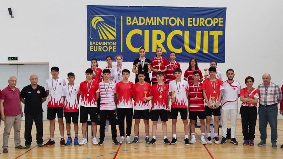 Genç badmintonculardan 14 madalya