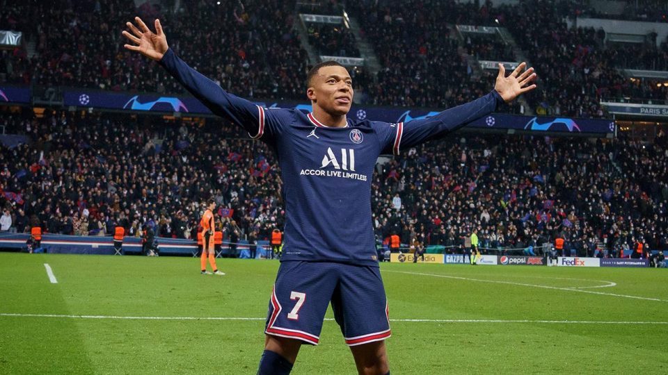 PSG’nin yıldız futbolcusu Mbappe transfer iddialarını yalanladı