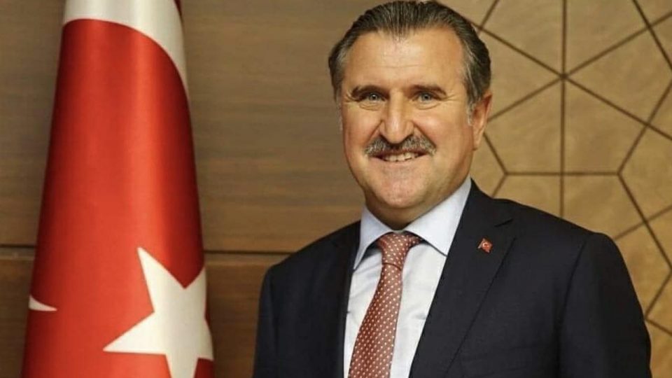 Gençlik ve Spor Bakanı Bak Avrupa Şampiyonası’nda madalya kazanan genç milli yüzücüleri kutladı