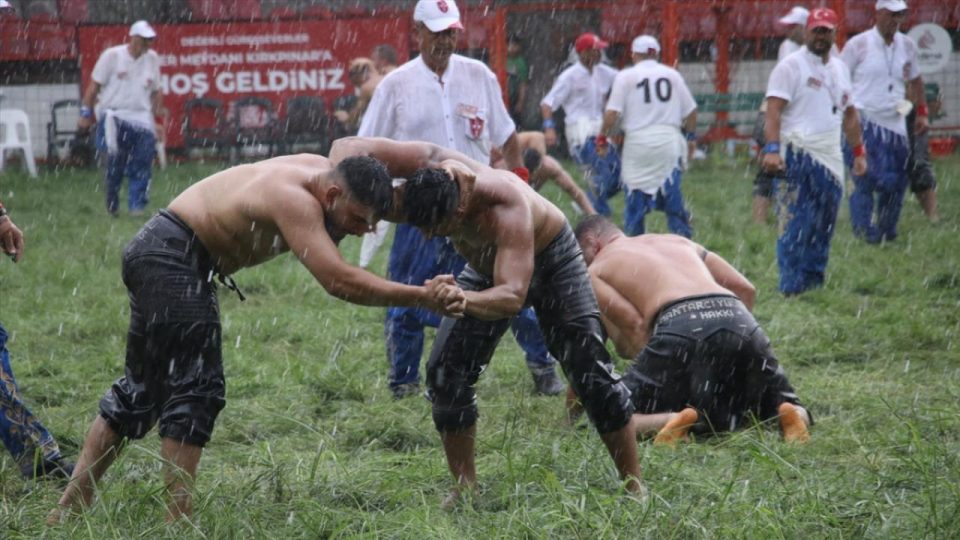 Kırkpınar’da pehlivanlar sağanak altında güreşti