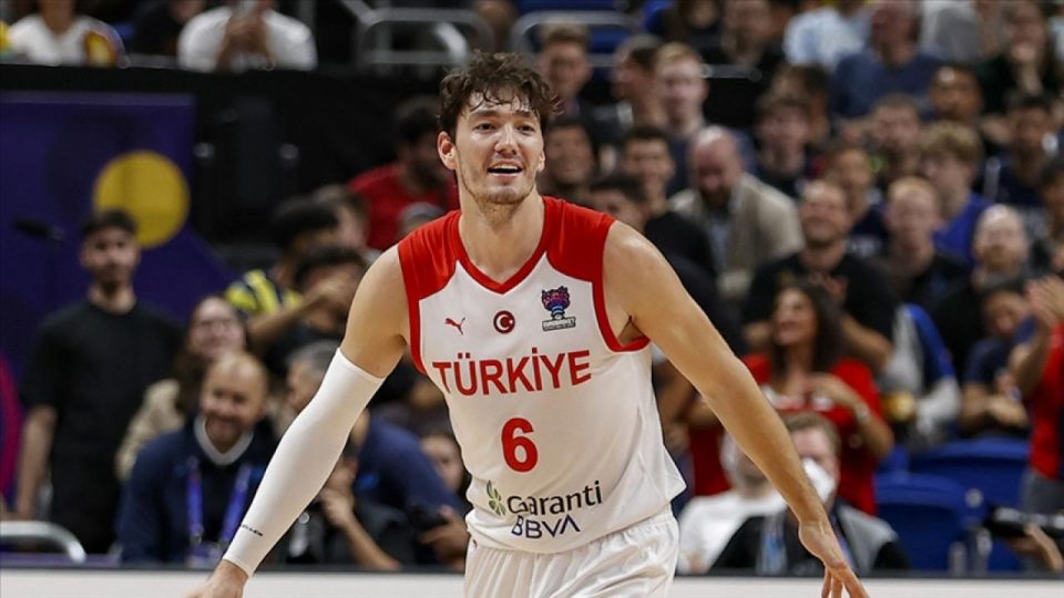 NBA’de Cedi Osman üç takımlı takasta San Antonio Spurs’e transfer oldu