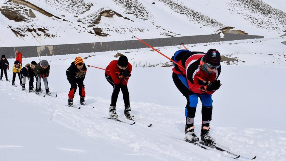 Bitlis’te kayakçılar karla kaplı parkurda antrenmanlara başladı